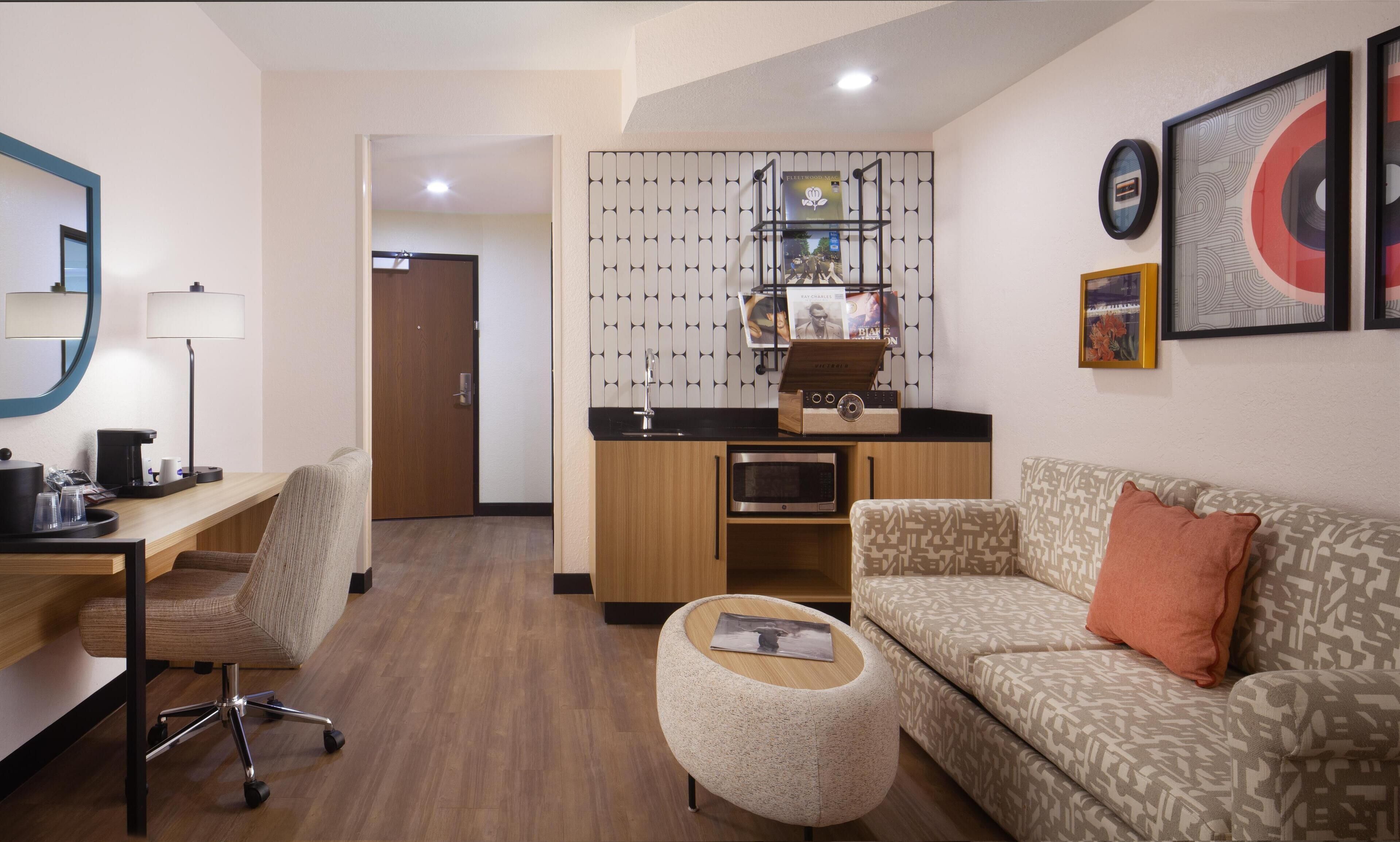 room, 1 king bed (wet bar) | minibar