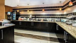 Una cocina moderna con cafetera, tostadora y dispensadores de alimentos.