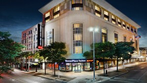 Hotel TownePlace Suites by Marriott con diseño moderno, ventanas amplias y fachada bien iluminada.