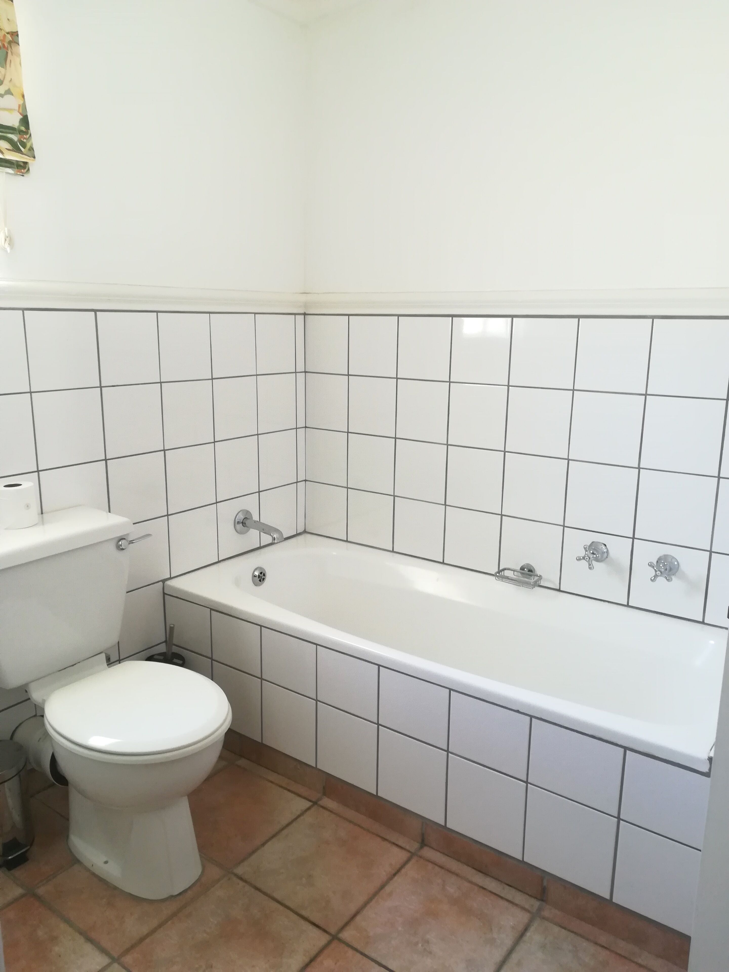 Un bagno con il water, un lavandino e una vasca da bagno.