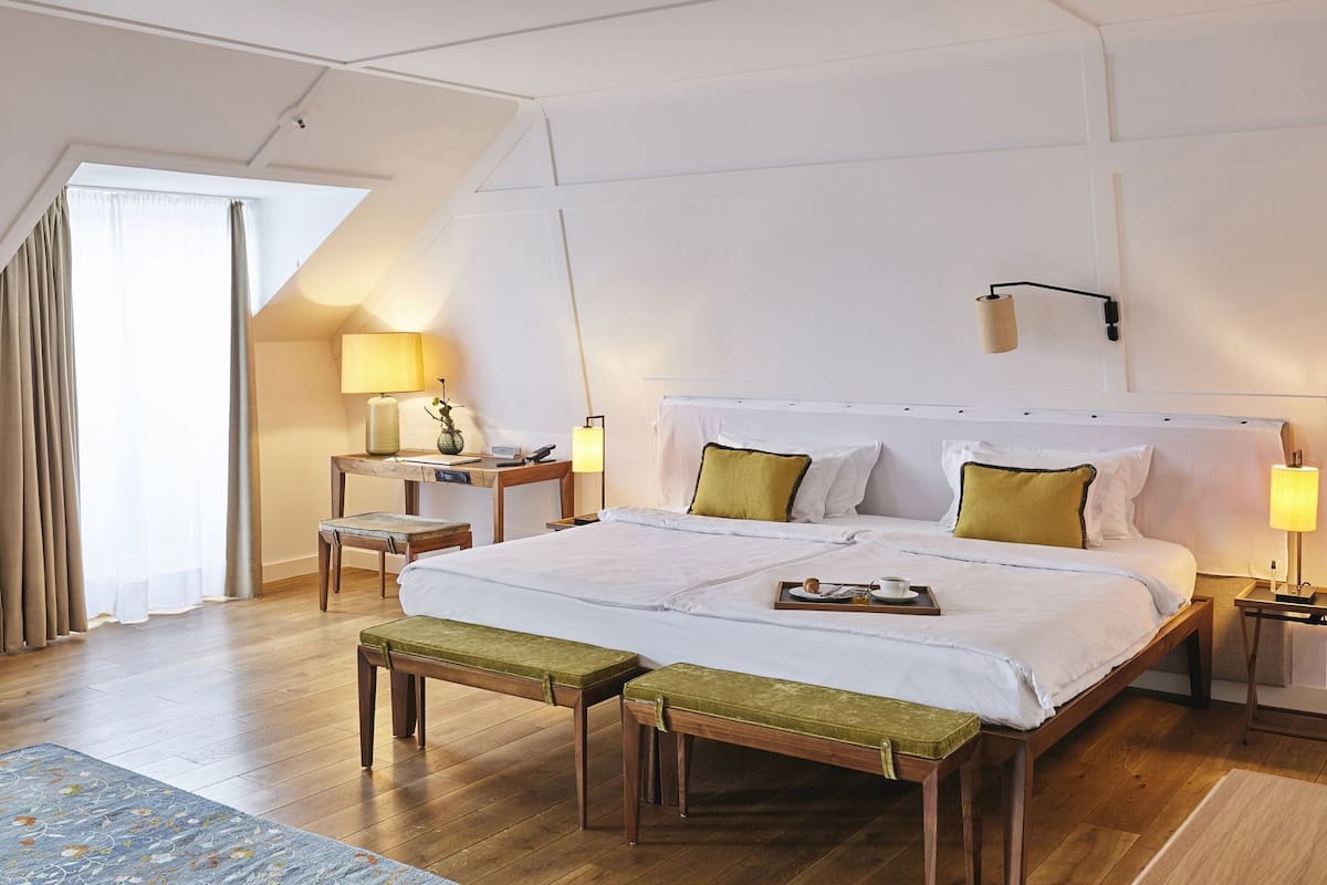 ملاءات من القطن المصري وأغطية فراش متميزة وعناصر مجانية داخل الميني بار