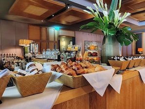 Daily continental breakfast (EUR 39.00 per person) - Louis Hotel (Munich)