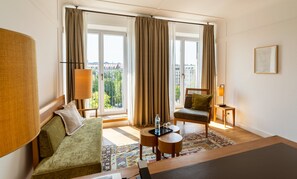 Market View Deluxe | Egyptian cotton sheets, premium bedding, free minibar, in-room safe - Louis Hotel (Munich)