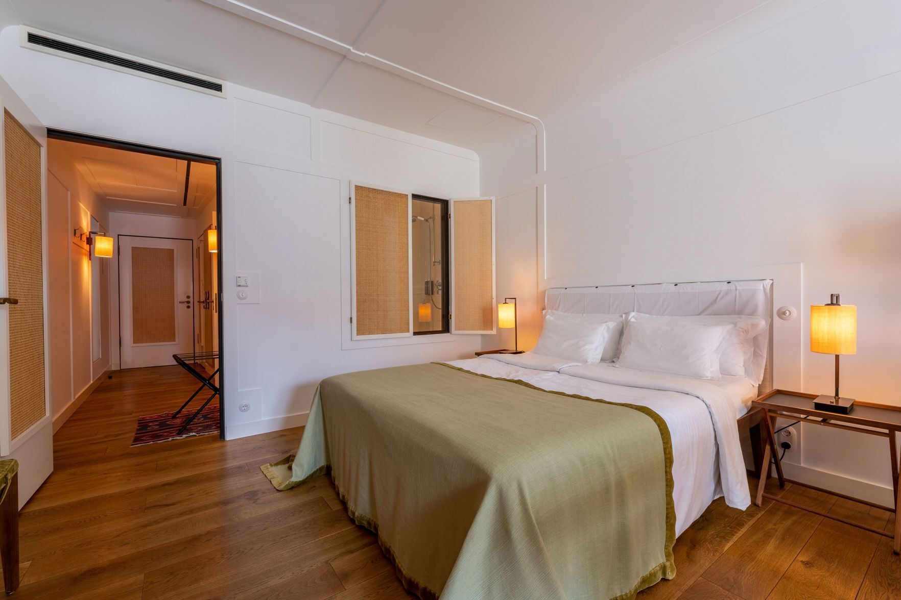 ملاءات من القطن المصري وأغطية فراش متميزة وعناصر مجانية داخل الميني بار