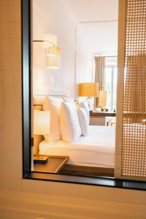 Market View Deluxe | Egyptian cotton sheets, premium bedding, free minibar, in-room safe - Louis Hotel (Munich)