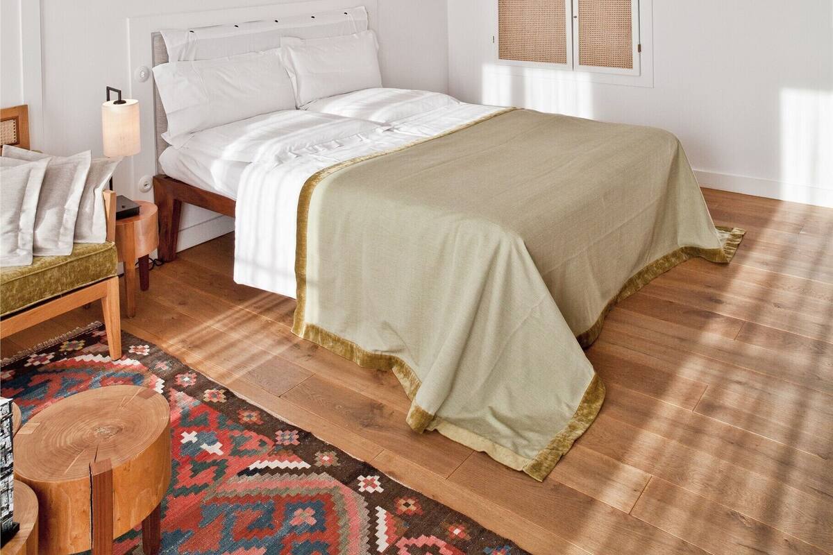 ملاءات من القطن المصري وأغطية فراش متميزة وعناصر مجانية داخل الميني بار