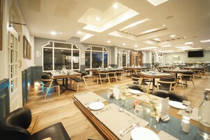 Breakfast, lunch, dinner served; Indian cuisine, garden views 