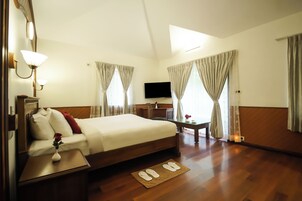 Super Deluxe | Egyptian cotton sheets, premium bedding, in-room safe