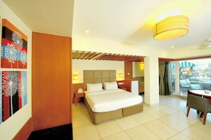 Egyptian cotton sheets, premium bedding, down duvets, Tempur-Pedic beds - Budget Inn Bellevue (Surat)