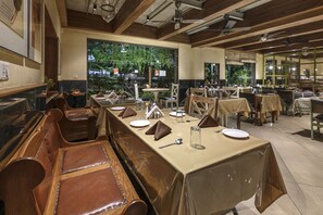 Restaurant - Budget Inn Bellevue (Surat)
