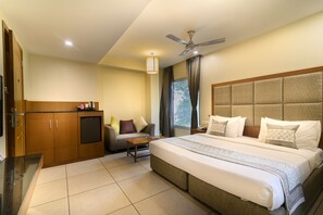 Egyptian cotton sheets, premium bedding, down duvets, Tempur-Pedic beds - Budget Inn Bellevue (Surat)