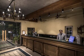 Reception - Budget Inn Bellevue (Surat)