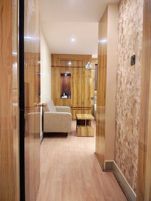Premium bedding, in-room safe, desk, soundproofing - Hotel Executive Tower (Kolkata)