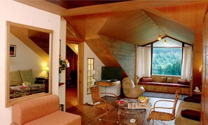 Family Suite, 1 King Bed with Sofa bed, Bathtub, Mountain View | Living room