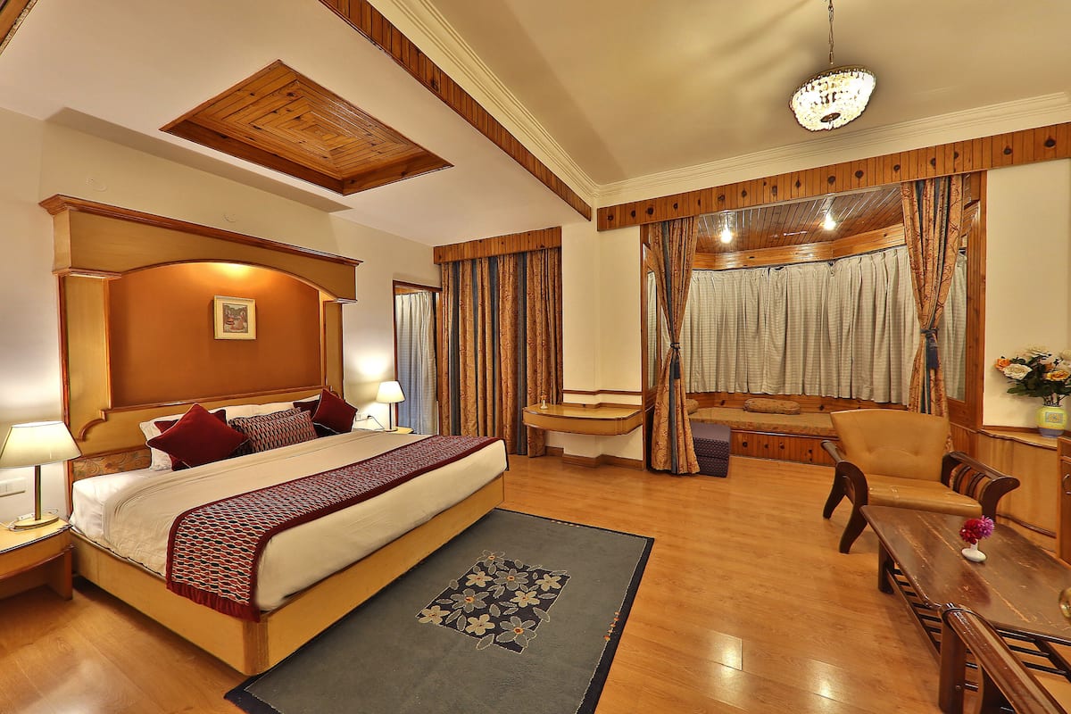 Habitación doble superior, 1 cama King size y sofá cama | Vista al valle
