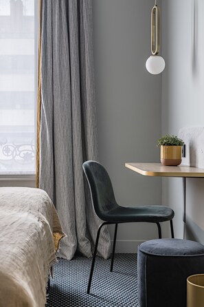 Sengetøy av topp kvalitet, safe på rommet og skrivebord