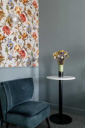 Habitación triple | Ropa de cama de alta calidad, caja fuerte, escritorio