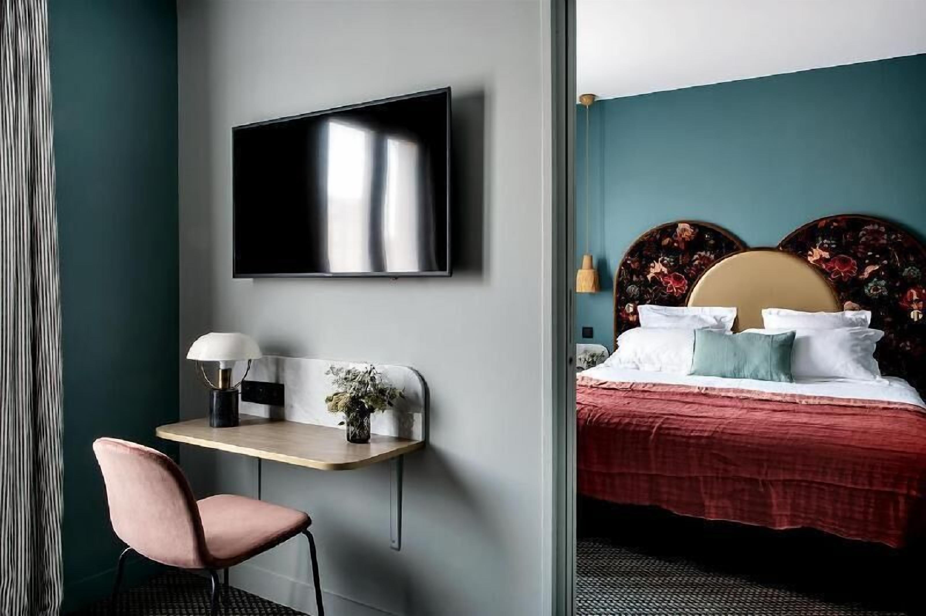 Premium bedding, in-room safe, desk, laptop workspace