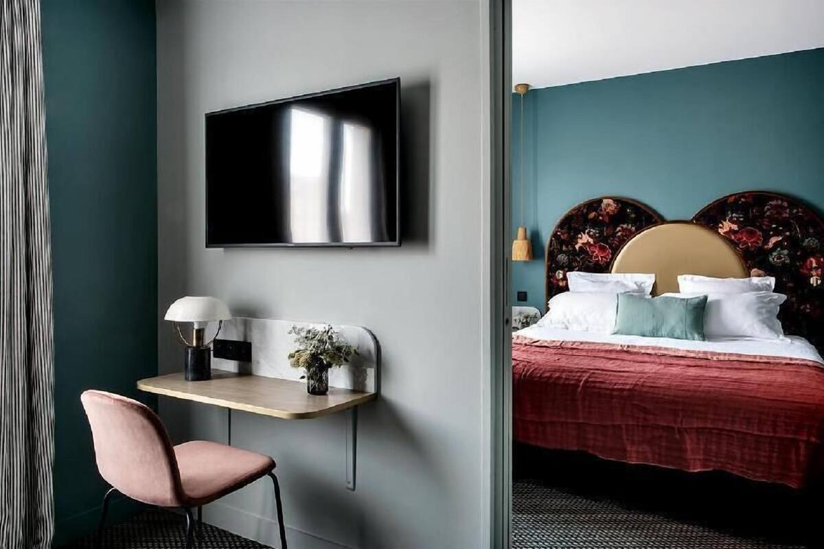 Premium bedding, in-room safe, desk, laptop workspace