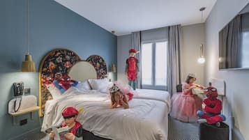 Ropa de cama de alta calidad y caja de seguridad en la habitación