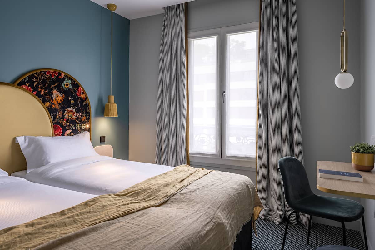 Premium-sengetøj, pengeskab på værelset, skrivebord