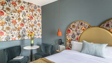 Deluxe kamer | Luxe beddengoed, een kluis op de kamer, een bureau, een laptopwerkplek