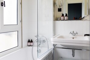 Habitación triple | Baño | Regadera, regadera tipo lluvia, amenidades de baño gratuitas 