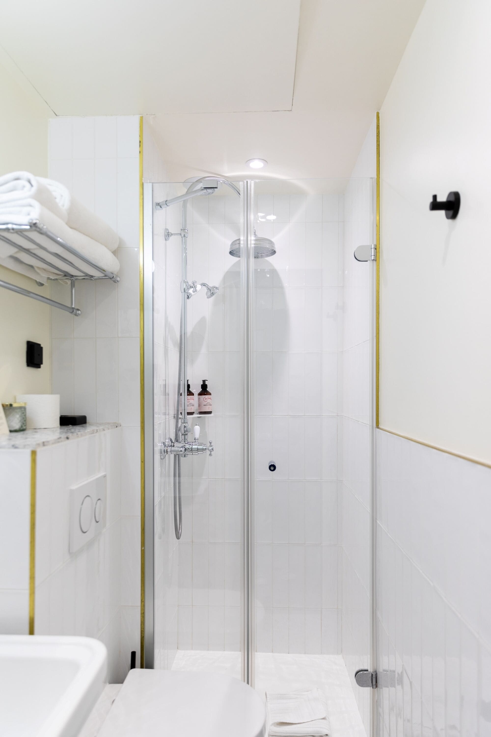 shower, rainfall showerhead, free toiletries, hair dryer