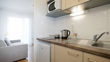 Kühlschrank, Mikrowelle, Herdplatte, Geschirrspüler