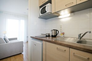 Frigorífic, microones, placa de cuina i rentaplats 