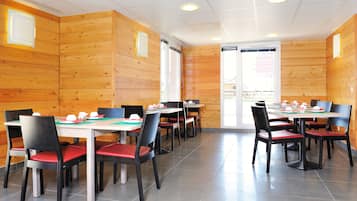 Daily to-go breakfast (EUR 10 per person)