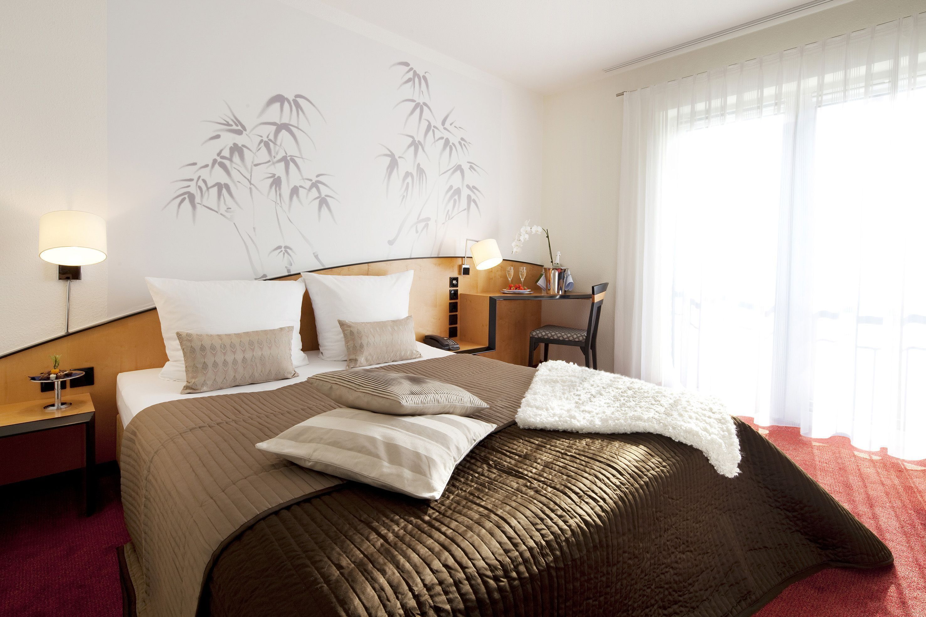 Hypo-allergenic bedding, in-room safe, individually decorated, desk