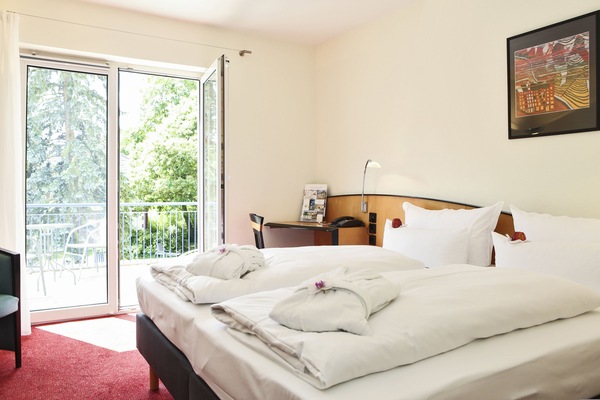 Comfort tweepersoonskamer, 1 queensize bed | Hypoallergeen beddengoed, een kluis op de kamer, individueel gedecoreerd