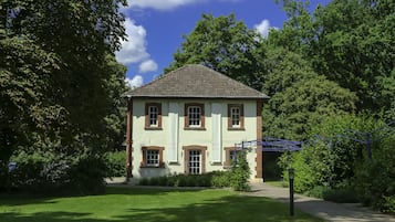 Couples treatment rooms, body treatments, hot stone massages, body wraps