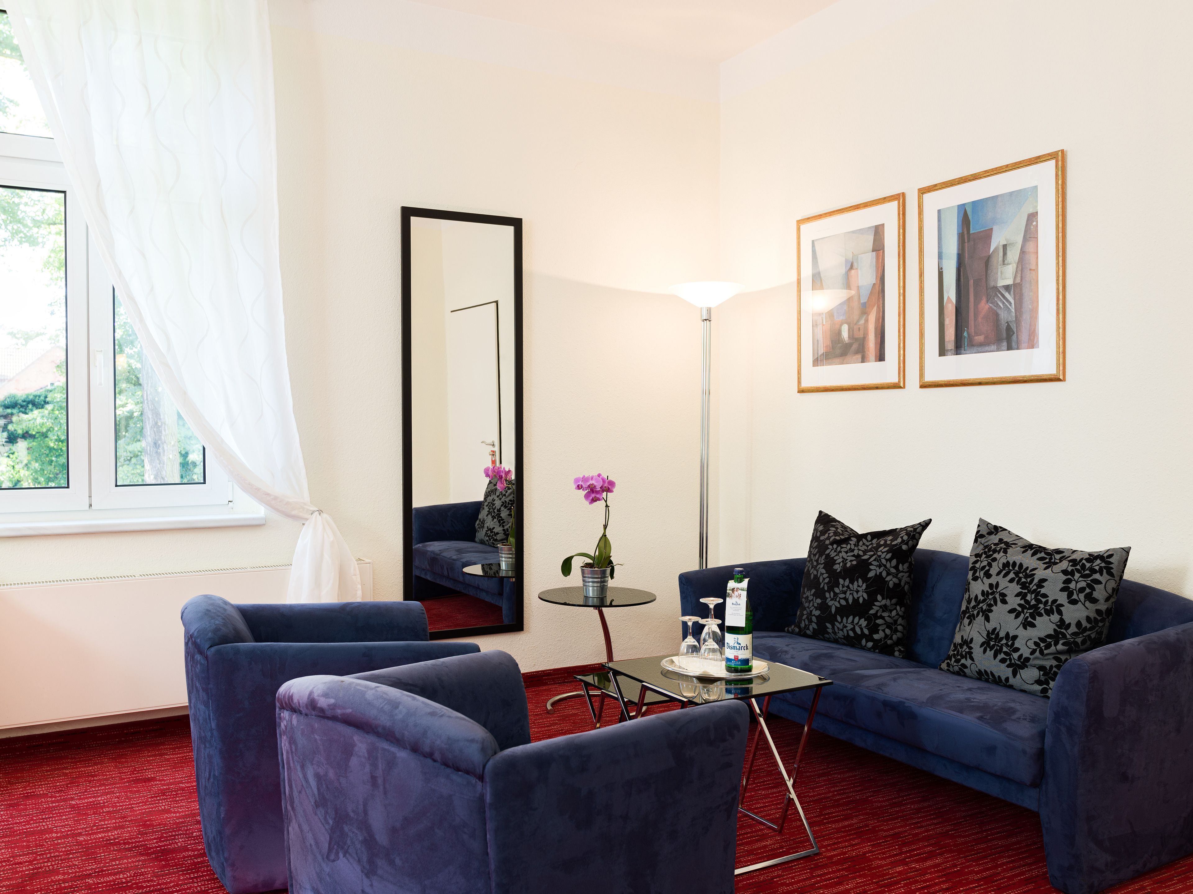 suite, bathtub | 1 bedroom, hypo-allergenic bedding, in-room safe, individually decorated