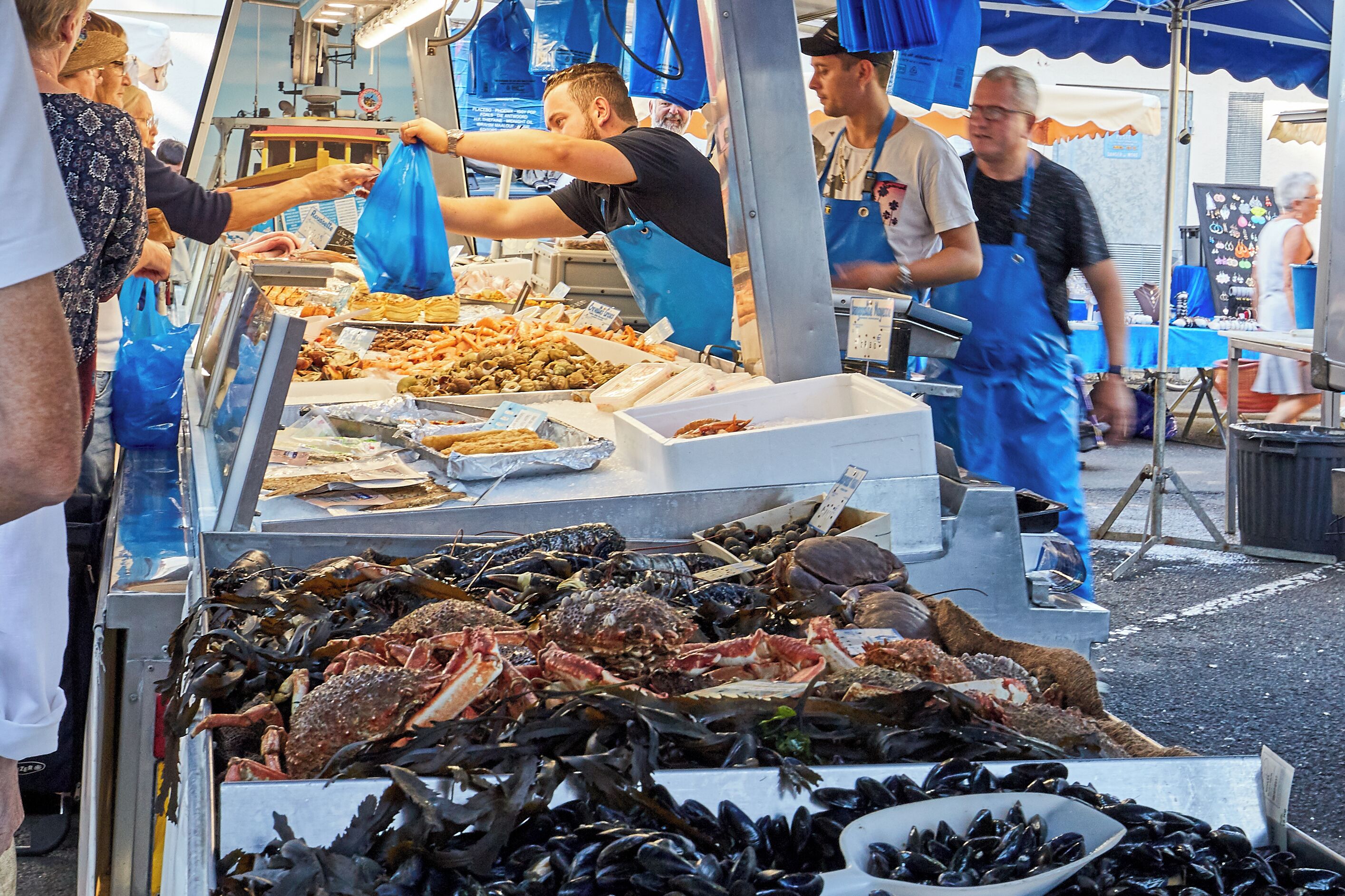 Un mercado de mariscos con distintos tipos de productos del mar exhibidos en mesas.