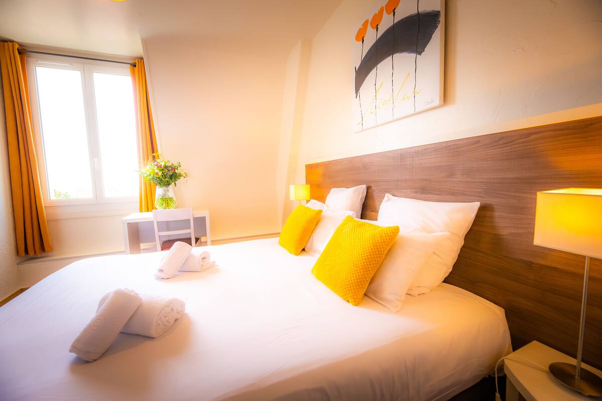 standard double room, sea view | 1 bedroom, individually decorated, individually furnished, desk