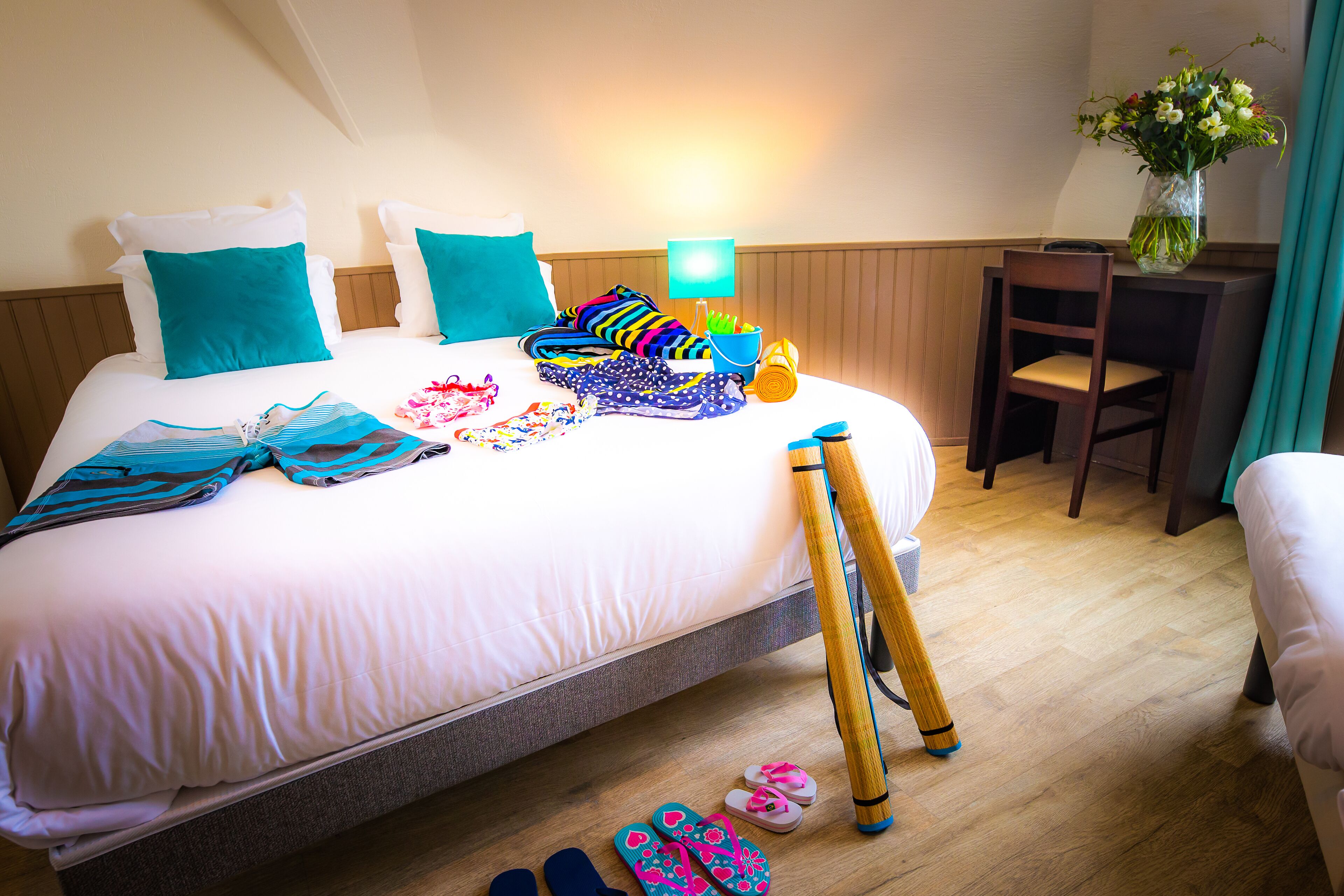 Classic-Vierbettzimmer, Mehrere Betten, Meerblick, am Strand | Individuell dekoriert, individuell eingerichtet, Schreibtisch