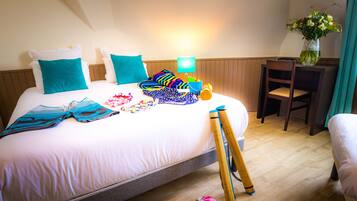 Classic-Vierbettzimmer, Mehrere Betten, Meerblick, am Strand | Individuell dekoriert, individuell eingerichtet, Schreibtisch