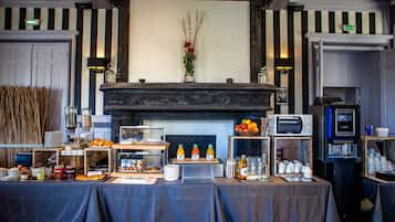 Desayuno buffet (EUR 13.50 por persona)
