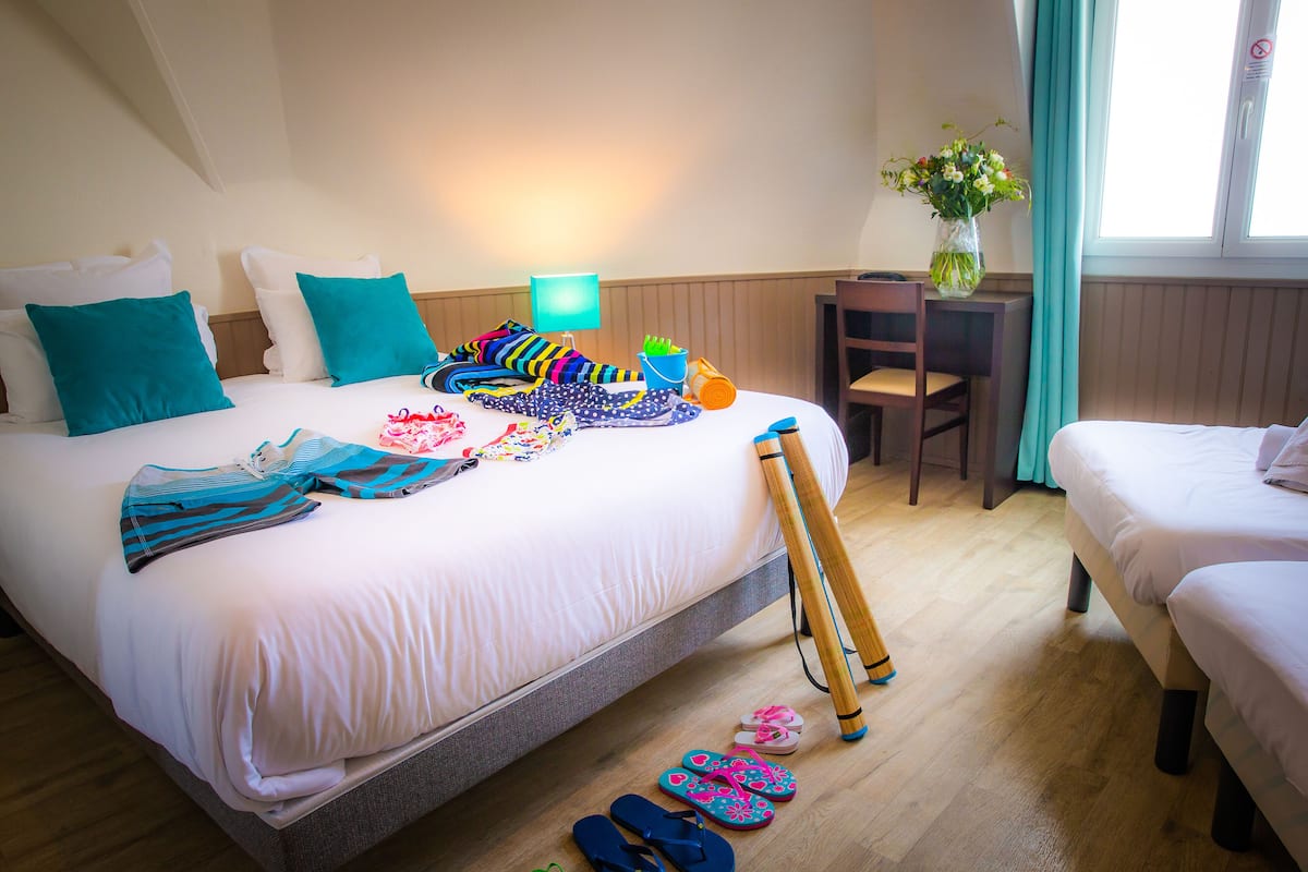 Habitación cuádruple clásica, varias camas, vista al mar, junto a la playa | Decoración personalizada, muebles diferentes y escritorio