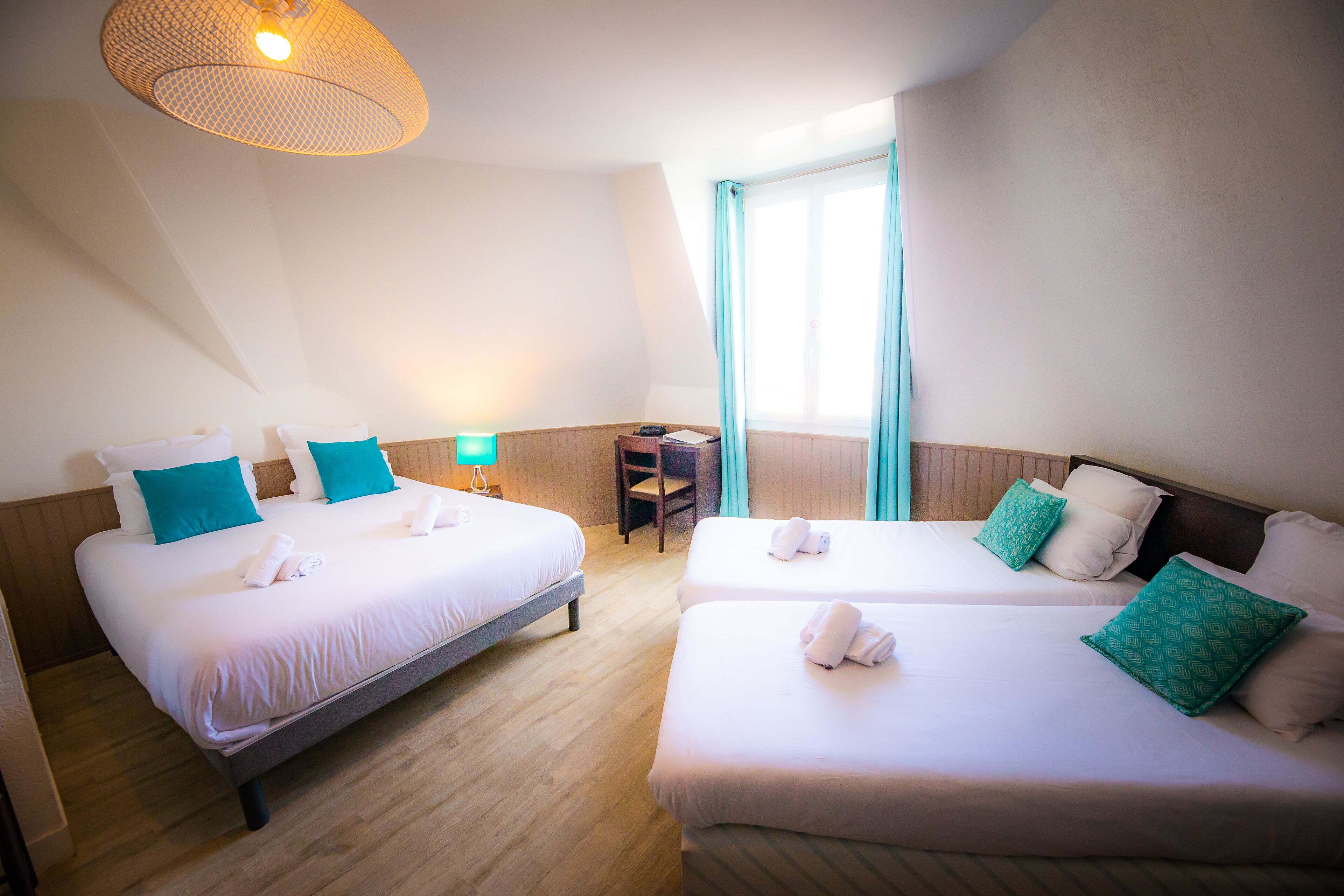 classic quadruple room, multiple beds, sea view, beachside | 1 bedroom, individually decorated, individually furnished, desk