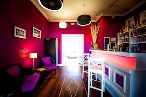 Beach views, serves breakfast and happy hour - La Villa Andry (Ouistreham)
