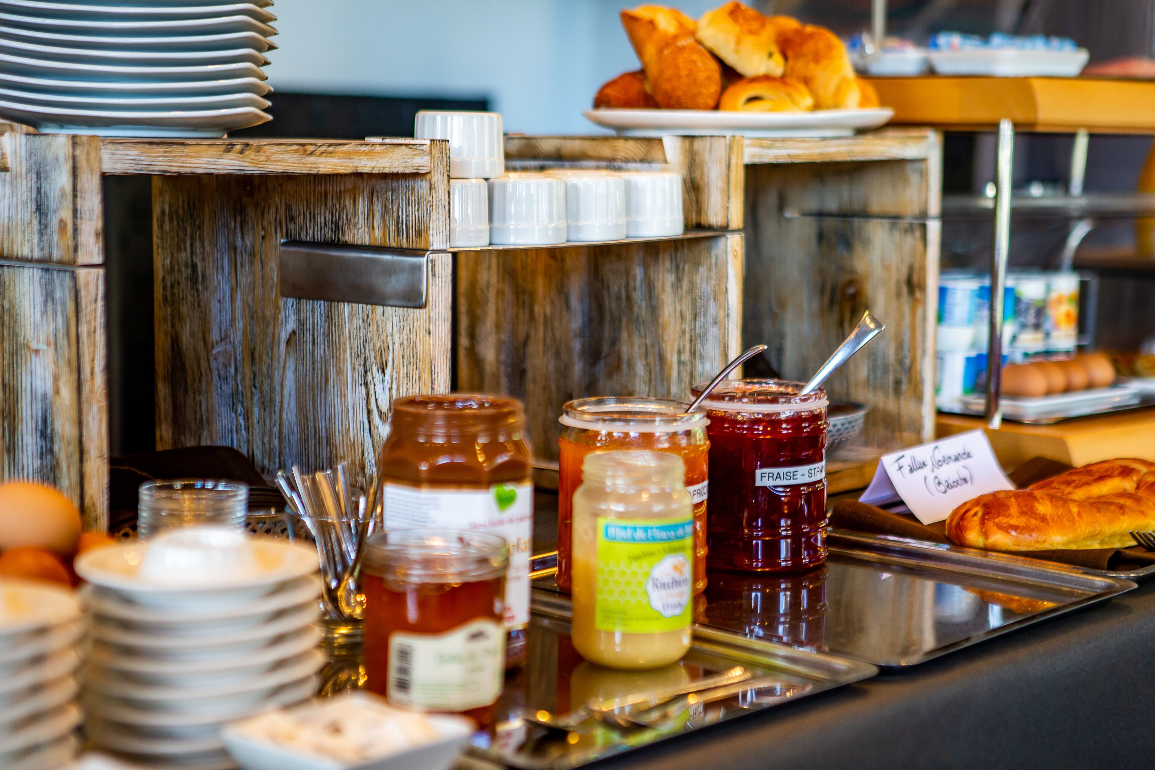 Een buffetopstelling met diverse gerechten en toevoegingen.