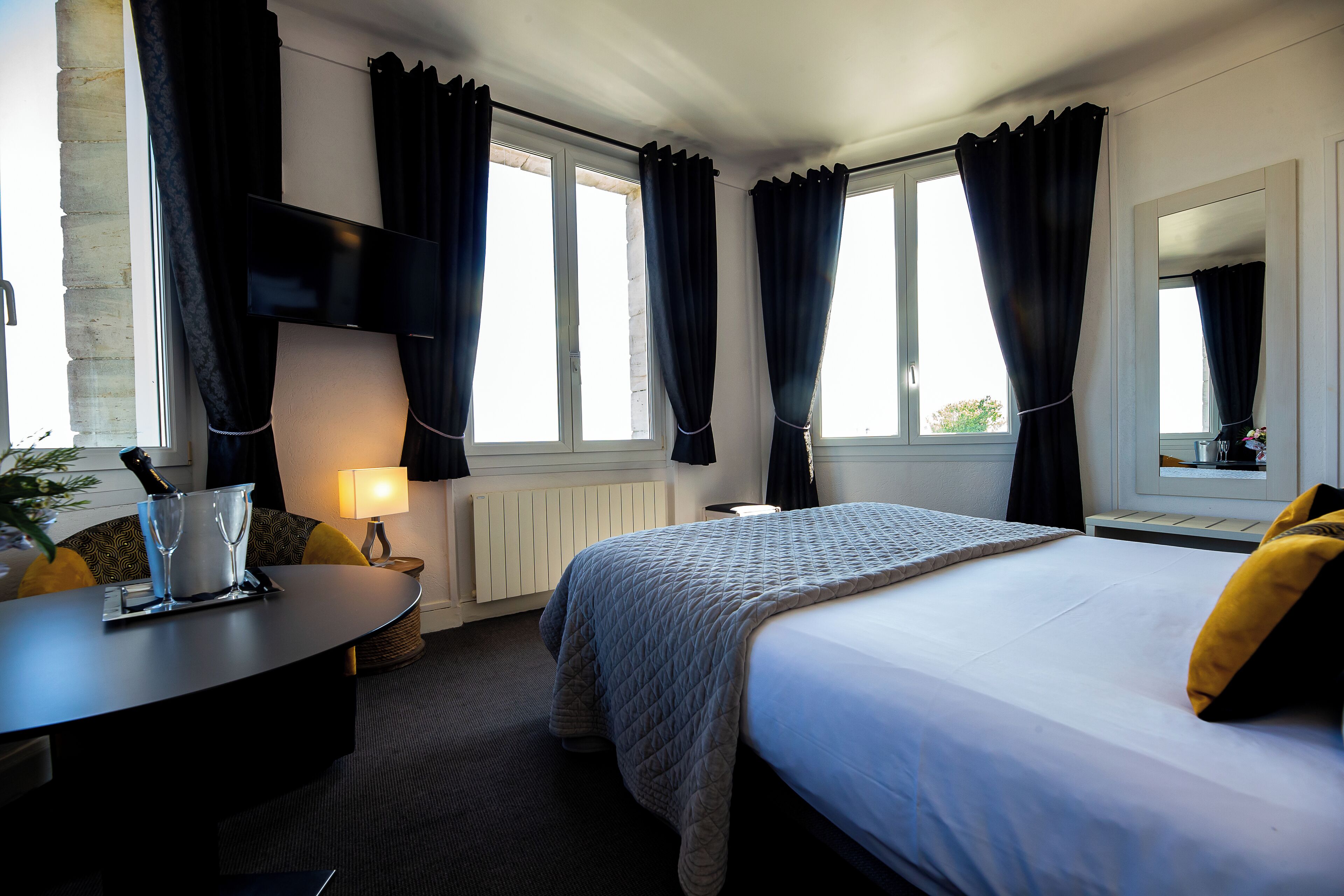 superior double room, 1 queen bed, sea view, beachside | 1 bedroom, individually decorated, individually furnished, desk