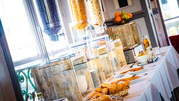 朝食 (ビュッフェ)、毎日提供 (1 名様 13.50 EUR)