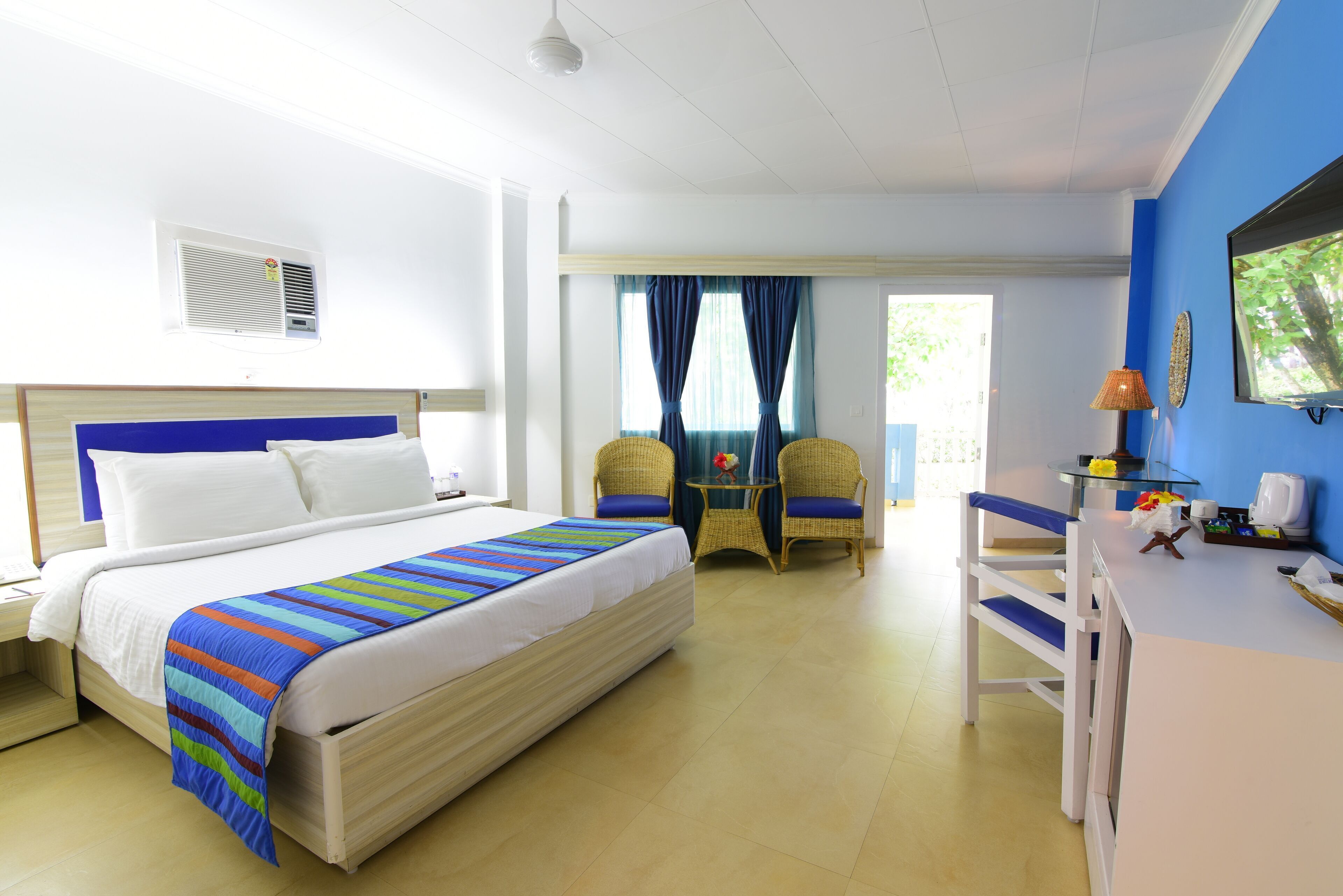 Sengetøy av topp kvalitet, minibar og safe på rommet