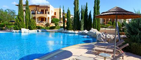 5 piscinas al aire libre, sombrillas, sillones reclinables de piscina