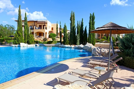 5 outdoor pools, pool umbrellas, sun loungers