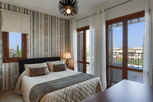 Apartamento, 2 quartos | Cofres nos quartos, escrivaninha, quartos à prova de som
